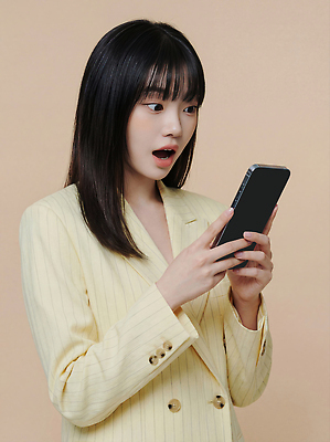 JPG 편집이미지 헤어스타일 여자 컬러 백그라운드 상의 기술 표정 핸드폰 놀람 청바지 장면 소통 반응 편집실사 AI인물포토 AI콘텐츠 옷 감정 컨셉 바지 사람 전자제품 CG 파일형식 AI포토