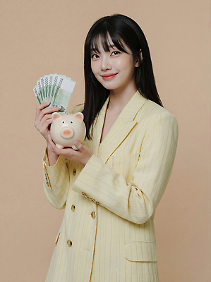 JPG 편집이미지 손 여자 백그라운드 지폐 돈 직장 미소 정장 경제 노란색 카메라 저축 저금통 재정 편집실사 AI인물포토 AI콘텐츠 옷 컬러 회사 표정 사람 신체부위 금융 전자제품 재산 CG 파일형식 AI포토