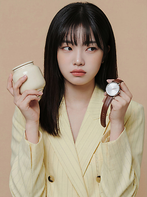 JPG 편집이미지 손 옷 여자 패션 시계 포즈 백그라운드 표정 정장 노란색 촬영 뷰티풀 주목 스타일 편집실사 AI인물포토 AI콘텐츠 컬러 사람 신체부위 CG 파일형식 AI포토