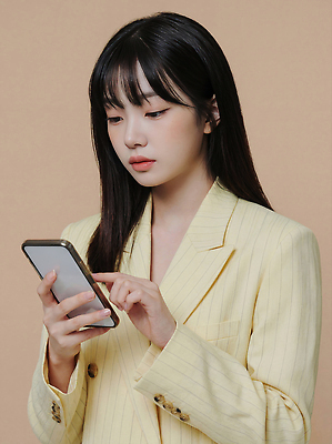 JPG 편집이미지 시선 여자 컬러 백그라운드 손가락 모션 표정 정장 스마트폰 스크린 집중 모던 장면 편집실사 AI인물포토 AI콘텐츠 손 옷 컨셉 사람 핸드폰 스마트기기 CG 파일형식 AI포토