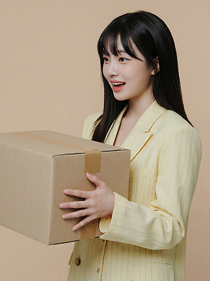 JPG 편집이미지 손 여자 패션 모션 표정 웃음 정장 청춘 상자 촬영 즐거움 모던 갈색배경 편집실사 AI인물포토 AI콘텐츠 옷 감정 백그라운드 컨셉 사람 신체부위 갈색 CG 파일형식 AI포토