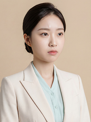 JPG 모델 편집이미지 여자 포즈 백그라운드 비즈니스 조명 표정 미소 정장 카메라 촬영 편집실사 AI인물포토 AI콘텐츠 옷 사람 전자제품 CG 파일형식 AI포토