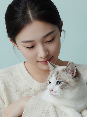 JPG 동물 편집이미지 응시 남자 감정 컬러 백그라운드 관계 안기 포옹 사랑 미소 반려동물 고양이 부드러움 세련 반려묘 편집실사 AI인물포토 AI콘텐츠 시선 포유류 모션 표정 사람 감각 CG 파일형식 AI포토