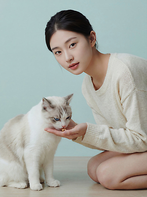 JPG 편집이미지 손 여자 음식 모션 털 생활 반려동물 고양이 방 흰색 시간 편안함 부드러움 교감 반려묘 편집실사 AI인물포토 AI콘텐츠 동물 컬러 포유류 사람 신체부위 감각 CG 파일형식 AI포토