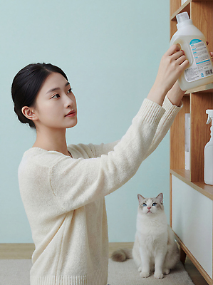 JPG 편집이미지 여자 가사 모션 선반 경고 일상 고양이 방 서재 세제 집중 정리 살림 반려묘 편집실사 AI인물포토 AI콘텐츠 가구 컨셉 포유류 사람 라이프 반려동물 CG 파일형식 AI포토