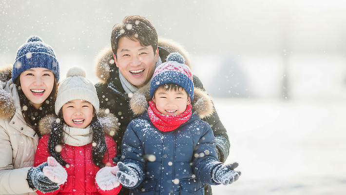 JPG 편집이미지 행복 겨울 가족 모션 자연 겨울스포츠 웃음 부모 모임 눈송이 즐거움 놀기 편집포토 AI인물포토 AI콘텐츠 계절 감정 스포츠 관계 눈_날씨 표정 생태계 파일형식 AI포토