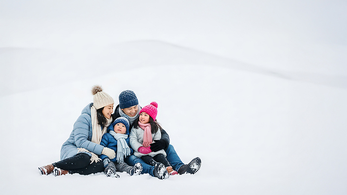 JPG 편집이미지 장갑 겨울 가족 놀이 사랑 웃음 설원 촬영 스카프 패딩 순간 편집포토 AI인물포토 AI콘텐츠 잡화 계절 감정 관계 눈_날씨 표정 목도리 점퍼 파일형식 AI포토
