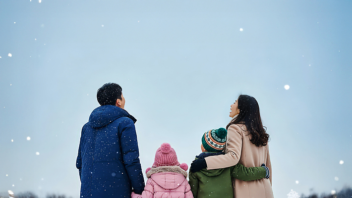 JPG 편집이미지 응시 겨울 가족 자연 하늘 함께함 표정 사랑 서기 분위기 즐거움 순간 편집포토 AI인물포토 AI콘텐츠 시선 계절 감정 컨셉 관계 모션 생태계 파일형식 AI포토