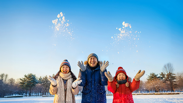JPG 나무 편집이미지 감정 겨울 가족 모션 놀이 하늘 날씨 웃음 사람 친구 즐거움 외출 텍사스 편집포토 AI인물포토 AI콘텐츠 식물 계절 관계 표정 미국 파일형식 AI포토