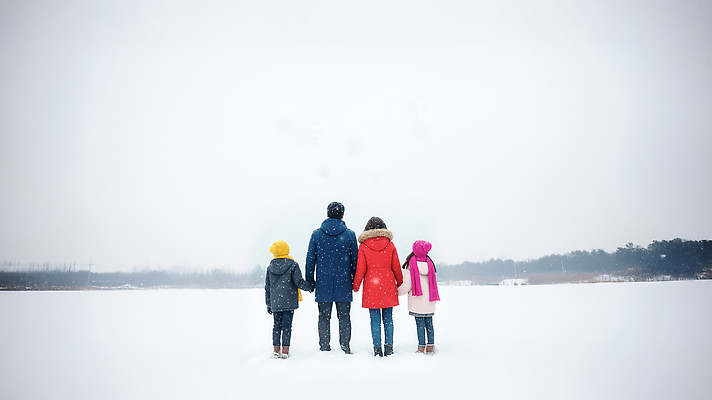 JPG 편집이미지 행복 겨울 가족 자연 풍경 뒷모습 손잡기 모임 흰색 놀이터 즐거움 외출 편집포토 AI인물포토 AI콘텐츠 계절 감정 뷰포인트 컬러 관계 모션 놀이 생태계 파일형식 AI포토