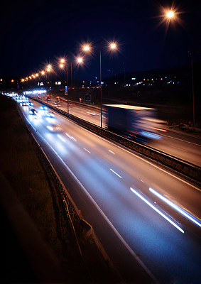 JPG 편집이미지 도로 교통 이동 야경 가로등 자동차 조명 풍경 빛 트럭 도시 고속도로 속도 AI포토 공공시설 길 육상교통 컨셉 교통시설 야간 파일형식 풍경_경치 AI콘텐츠