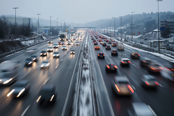 JPG 편집이미지 도로 교통 이동 겨울 자동차 도시 고속도로 저녁 속도 차선 흐림 정체 많음 AI포토 계절 길 육상교통 컨셉 교통시설 날씨 야간 파일형식 AI콘텐츠