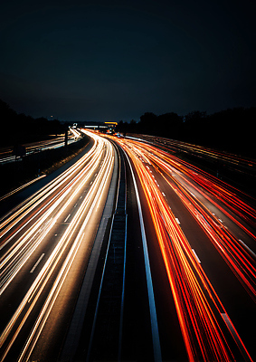JPG 편집이미지 도로 교통 이동 자동차 빛 도시 고속도로 저녁 속도 차선 노출 AI포토 길 육상교통 컨셉 교통시설 야간 파일형식 AI콘텐츠