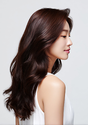 JPG 편집이미지 긴머리 헤어스타일 여자 패션 얼굴 컬러 포즈 표정 옆모습 뷰티 자신감 피부 뷰티풀 스타일 편집실사 AI인물포토 AI콘텐츠 감정 뷰포인트 사람 신체부위 CG 파일형식 AI포토