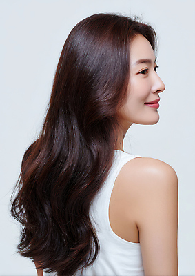JPG 편집이미지 긴머리 헤어스타일 여자 포즈 신체 실내 표정 일상 머리카락 촬영 편안함 뷰티풀 편집실사 AI인물포토 AI콘텐츠 사람 내부 라이프 머리 감각 CG 파일형식 AI포토