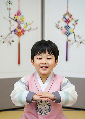 JPG 편집이미지 한국문화 전통 명절 기념일 행복 문화 어린이 포즈 새해 한국 면사포 웃음 장식 설날 흰색 한복 편집실사 AI인물포토 AI콘텐츠 동양문화 한국전통 감정 아시아 컬러 표정 사람 이벤트 전통의상 CG 결혼소품 파일형식 AI포토