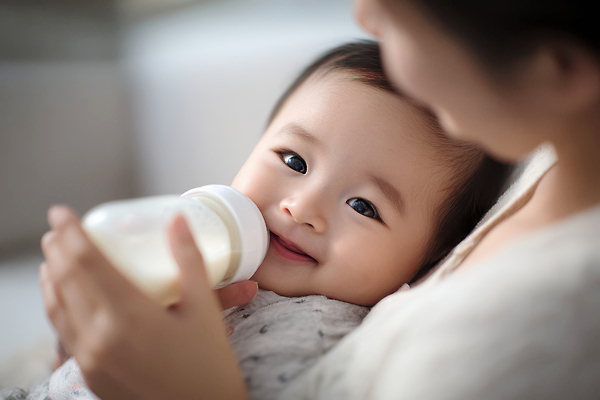 감정 컨셉 가족 관계 유제품 사람 라이프 아기용품 CG 파일형식 아기 엄마 젖병 우유 행복 일상 사랑 어린이 기쁨 모성애 육아 보호 관심 JPG 편집실사 편집이미지 의료성형뷰티