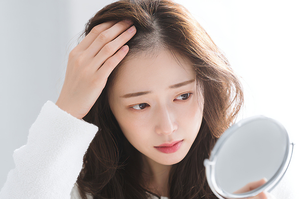 JPG 편집이미지 여자 얼굴 포즈 생각 관리 옆모습 빛 머리카락 거울 집중 순간 탈모 스타일 외모 편집실사 AI인물포토 AI콘텐츠 뷰포인트 컨셉 사람 신체부위 머리 CG 증상 파일형식 AI포토