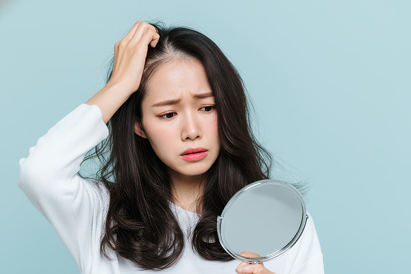 JPG 편집이미지 손 시선 여자 감정 백그라운드 표정 파란색 머리 거울 흰색 불안 고민 자아 탈모 스타일 편집실사 AI인물포토 AI콘텐츠 컬러 사람 신체부위 CG 증상 파일형식 AI포토