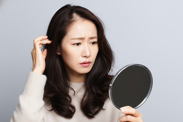 JPG 편집이미지 헤어스타일 여자 감정 조명 표정 관리 머리카락 머리 거울 도자기 확인 신경 탈모 스타일 편집실사 AI인물포토 AI콘텐츠 사람 신체부위 CG 증상 파일형식 AI포토