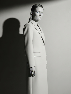 JPG 모델 편집이미지 옷 패션 벽 포즈 조명 흑백 실내 표정 그림자 서기 촬영 회색 뷰티풀 의료성형뷰티 편집실사 AI인물포토 AI콘텐츠 컬러 모션 촬영기법 내부 CG 파일형식 AI포토