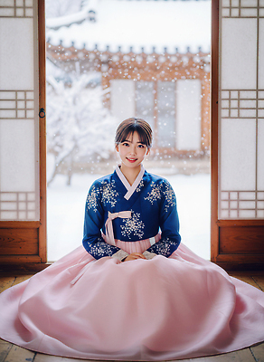 JPG 편집이미지 전통 여자 명절 문화 겨울 창문 조명 한옥 한국 앉기 풍경 야외 새해인사 눈송이 한복 뷰티풀 의료성형뷰티 편집실사 AI인물포토 AI콘텐츠 한국전통 계절 기념일 아시아 고건축 모션 새해 눈_날씨 사람 인사 전통의상 CG 파일형식 AI포토