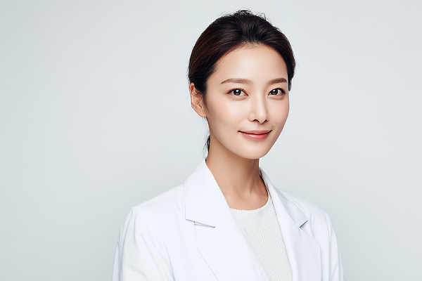 JPG 편집이미지 직업 여자 얼굴 백그라운드 의학 건강 미소 카메라 진료 의사 자신감 전문직 클리닉 의료성형뷰티 편집실사 AI인물포토 AI콘텐츠 감정 표정 사람 신체부위 전자제품 의료진 CG 파일형식 AI포토
