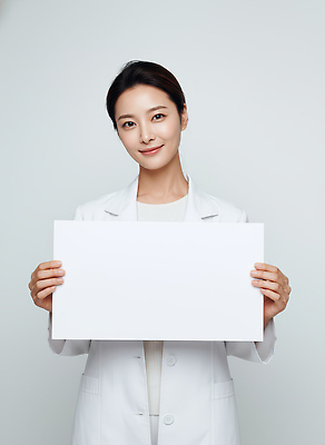 JPG 편집이미지 손 여자 종이 백그라운드 모션 표정 사람 공백 의사 자신감 단순화된 주목 의료성형뷰티 편집실사 AI인물포토 AI콘텐츠 감정 신체부위 의료진 CG 파일형식 AI포토