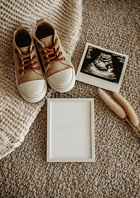 JPG 편집이미지 디자인 액자 백그라운드 신발 가족 탁자 따뜻함 인테리어 임신 아기용품 아기 출산 오브젝트 아기신발 초음파 초음파사진 편집실사 AI포토 AI콘텐츠 가구 관계 사람 CG 파일형식