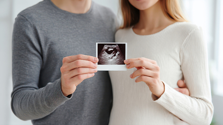 JPG 편집이미지 부부 행복 가족 엄마 미래 건강 병원 희망 임신 기쁨 아기 아빠 검사_조사 초음파 초음파사진 의료성형뷰티 편집실사 AI인물포토 AI콘텐츠 커플 감정 컨셉 의학 관계 사람 CG 파일형식 AI포토