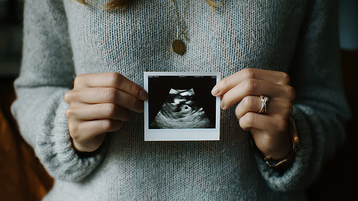 JPG 편집이미지 손 여자 행복 가족 생명 희망 임신 기쁨 아기 스웨터 소중 확인 순간 초음파 초음파사진 의료성형뷰티 편집실사 AI인물포토 AI콘텐츠 감정 컨셉 상의 관계 사람 신체부위 CG 파일형식 AI포토