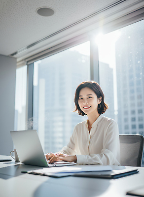 JPG 편집이미지 여자 창문 미소 빌딩 노트북 컴퓨터 사무실 도시 업무 작업 비즈니스우먼 모던 오후 의료성형뷰티 스타일 편집실사 AI인물포토 AI콘텐츠 비즈니스 표정 사람 건물 전자제품 직장인 CG 파일형식 AI포토