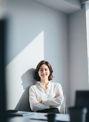 JPG 편집이미지 여자 직장 미소 웃음 내부 일상 사무실 햇빛 팔짱 업무 비즈니스우먼 그늘 창가 오후 의료성형뷰티 편집실사 AI인물포토 AI콘텐츠 회사 비즈니스 창문 모션 표정 사람 라이프 태양 작업 직장인 CG 파일형식 AI포토