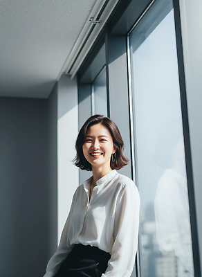 JPG 편집이미지 여자 비즈니스 휴식 직장 웃음 사무실 햇빛 도시 작업 비즈니스우먼 창가 일과 의료성형뷰티 편집실사 AI인물포토 AI콘텐츠 컨셉 회사 창문 표정 사람 태양 직장인 CG 파일형식 AI포토