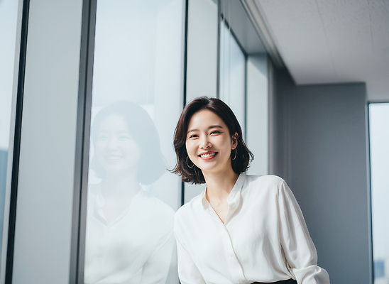 JPG 편집이미지 여자 행복 실내 밝음 미소 웃음 일상 빛 반사 비즈니스우먼 편안함 창가 의료성형뷰티 스타일 편집실사 AI인물포토 AI콘텐츠 감정 비즈니스 창문 표정 사람 내부 라이프 직장인 감각 CG 파일형식 AI포토