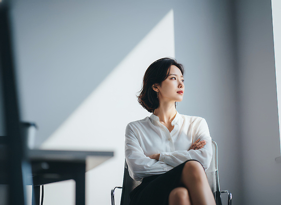 JPG 편집이미지 여자 중년 생각 조명 직장 앉기 치마 사무실 직장인 비즈니스우먼 분위기 우아함 창가 블라우스 의료성형뷰티 편집실사 AI인물포토 AI콘텐츠 직업 컨셉 상의 회사 비즈니스 창문 모션 하의 사람 성인 CG 파일형식 AI포토