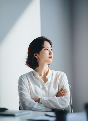 JPG 편집이미지 여자 생각 조명 직장 표정 사무실 팔짱 공간 시간 작업 비즈니스우먼 분위기 결심 집중 고민 의료성형뷰티 편집실사 AI인물포토 AI콘텐츠 감정 컨셉 회사 비즈니스 모션 사람 직장인 CG 파일형식 AI포토