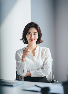 JPG 편집이미지 응시 옷 여자 의자 모션 조명 미소 빛 사무실 펜 카메라 기록 업무 작업 비즈니스우먼 의료성형뷰티 편집실사 AI인물포토 AI콘텐츠 시선 가구 비즈니스 표정 사람 전자제품 필기구 직장인 CG 파일형식 AI포토