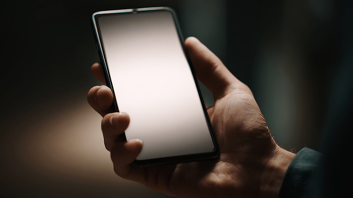 JPG 편집이미지 손 남자 이동 기술 실내 대화 들기 사람 손짓 전자제품 핸드폰 스크린 어둠 시간 소통 목업 의료성형뷰티 편집실사 AI인물포토 AI콘텐츠 컨셉 모션 말하기 내부 신체부위 CG 파일형식 AI포토