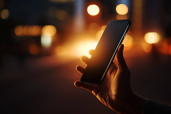 JPG 편집이미지 손 커뮤니케이션 거리 기술 들기 사람 여러명 빛 스마트폰 핸드폰 스크린 어둠 도시 저녁 목업 의료성형뷰티 편집실사 AI인물포토 AI콘텐츠 다수 모션 신체부위 전자제품 스마트기기 야간 CG 파일형식 AI포토