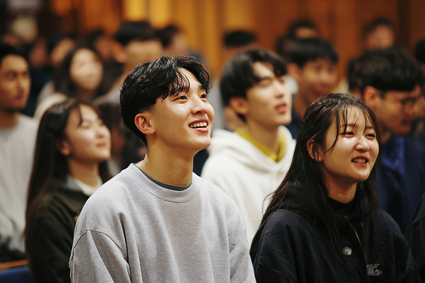 JPG 편집이미지 학생 감정 종교 교실 웃음 여러명 친구 학습 활발 모임 발표 군중 강의 집중 대학교 찬양 성가대 편집실사 AI인물포토 AI콘텐츠 교육 기독교 다수 컨셉 학교 관계 표정 사람 CG 합창 파일형식 AI포토