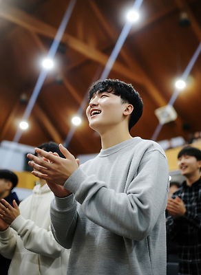 JPG 편집이미지 남자 종교 모션 실내 웃음 여러명 친구 활발 공연 공간 기쁨 모임 무대 박수 찬양 성가대 소통 편집실사 AI인물포토 AI콘텐츠 감정 기독교 다수 컨셉 관계 표정 사람 손짓 이벤트 내부 CG 합창 파일형식 AI포토