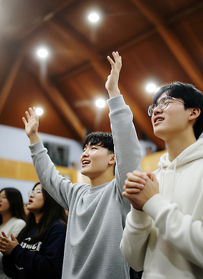 JPG 편집이미지 감정 종교 친구 교회 손들기 활발 기쁨 모임 기도 예배 찬양 목소리 성가대 공동체 숭배 편집실사 AI인물포토 AI콘텐츠 기독교 컨셉 관계 종교건축 모션 건물 CG 합창 파일형식 AI포토
