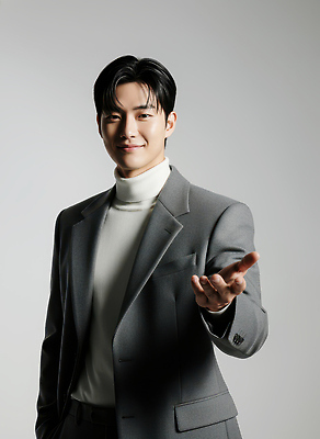 JPG 모델 편집이미지 손 패션 남자 포즈 백그라운드 실내 표정 정장 촬영 회색 주목 의료성형뷰티 스타일 편집실사 AI인물포토 AI콘텐츠 옷 컬러 사람 내부 신체부위 CG 파일형식 AI포토