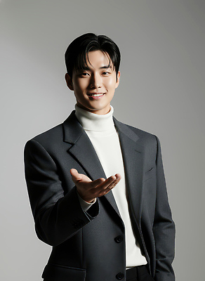 JPG 모델 편집이미지 손 패션 남자 포즈 백그라운드 조명 표정 사람 정장 카메라 사진촬영 의료성형뷰티 스타일 편집실사 AI인물포토 AI콘텐츠 옷 신체부위 전자제품 촬영 CG 파일형식 AI포토