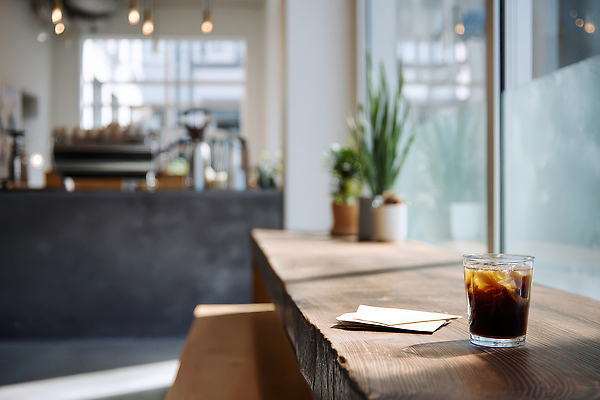 JPG 식물 편집이미지 창 커피 음료 백그라운드 탁자 사람 일상 공간 카페 커피메이커 계산대 아이스커피 나무탁자 편집실사 AI포토 AI콘텐츠 무기 가구 라이프 상점 CG 커피용품 파일형식