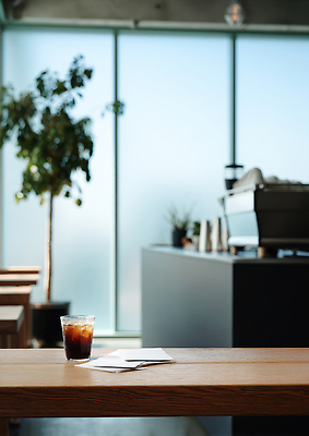 JPG 식물 편집이미지 디자인 커피 음료 휴식 내부 일상 햇빛 공간 카페 창가 모던 아이스커피 나무탁자 편집실사 AI포토 AI콘텐츠 컨셉 창문 탁자 라이프 태양 상점 CG 파일형식