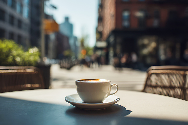 JPG 편집이미지 접시 커피 음료 탁자 아침 거리 거리풍경 사람 풍경 햇빛 카페 도시 오후 카페인 편집실사 AI포토 AI콘텐츠 주간 식기 가구 태양 상점 CG 파일형식