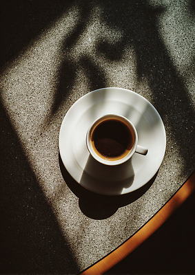 JPG 편집이미지 커피 음료 탁자 아침 휴식 그림자 일상 컵 빛 카페 마시기 찻잔 일과 오후 혼자 편집실사 AI포토 AI콘텐츠 주간 식기 가구 컨셉 모션 잔 라이프 상점 CG 파일형식