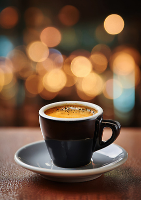 JPG 편집이미지 커피 음료 컬러 백그라운드 탁자 잔 대화 사람 빛 사각형 검은색 카페 뜨거움 향기 편집실사 AI포토 AI콘텐츠 도형 식기 가구 말하기 상점 CG 냄새 파일형식